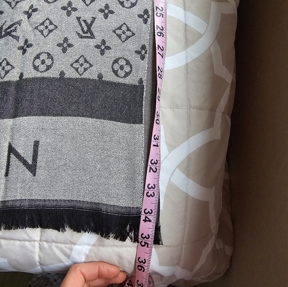 Louis Vuitton 100% cashmere scarf. New! Two faced-light gray and dark gray. - Picture 4 of 6